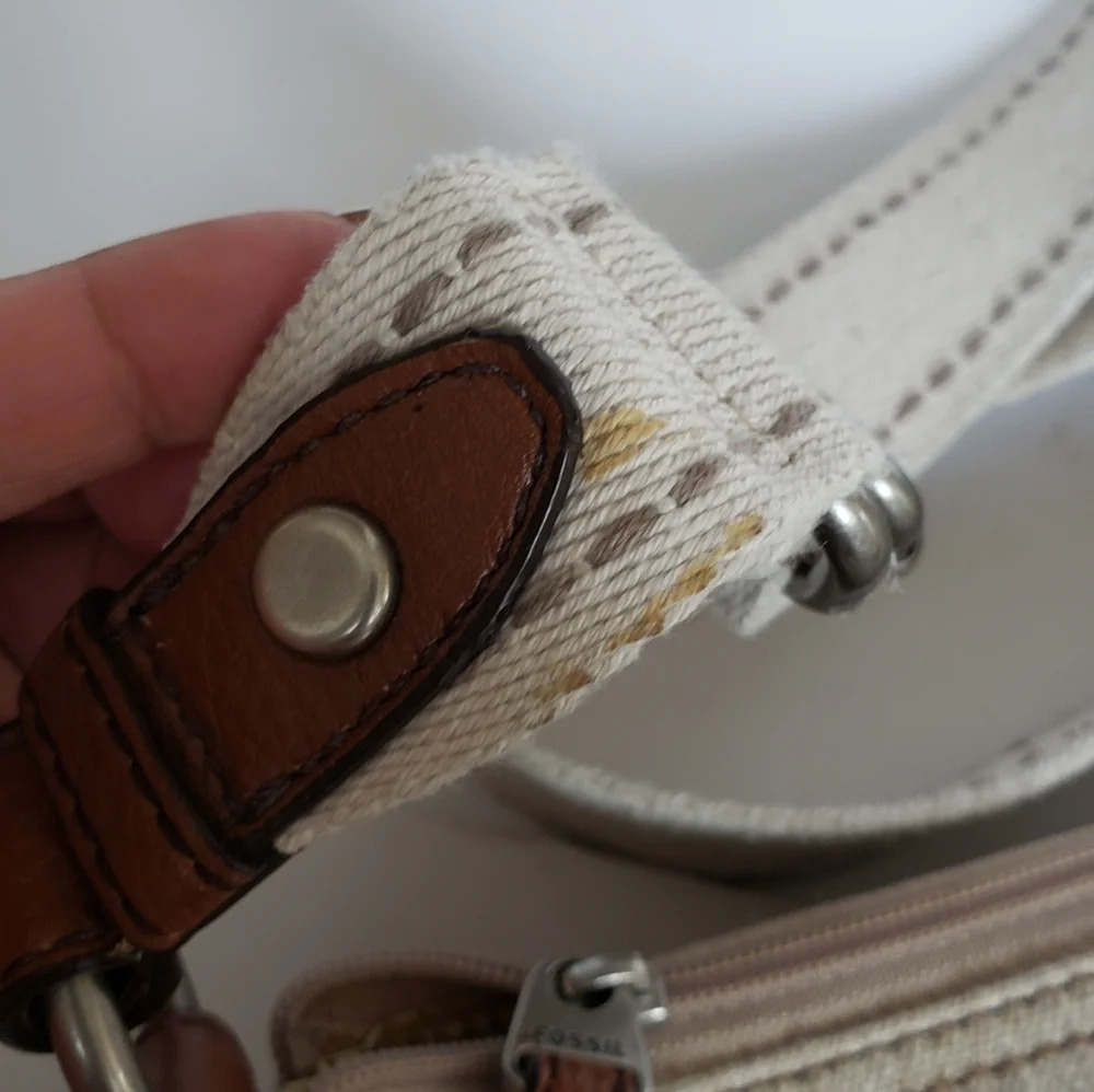 Fossil crossbody Purse. Adjustable straps - Picture 9 of 10